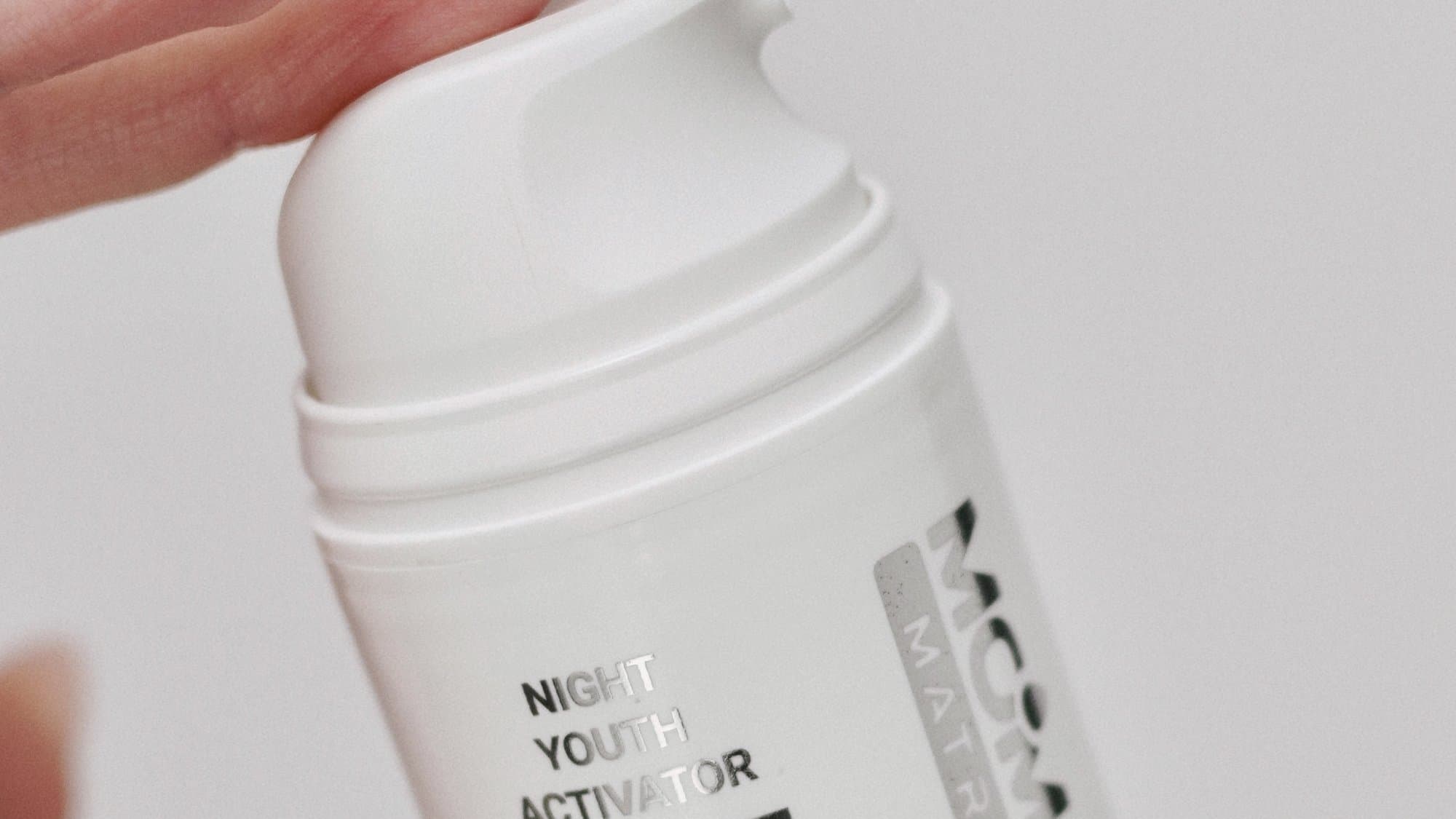 MOMA MATRIX Night Youth Activator cream in close-up