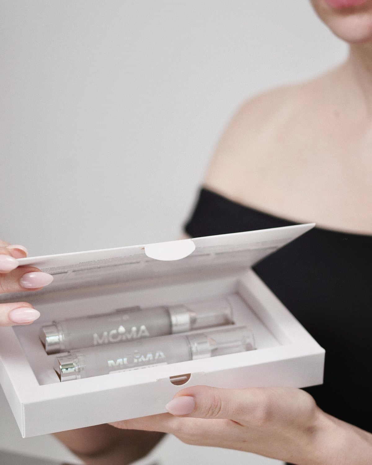 Hands opening a MOMA MATRIX ampoule set